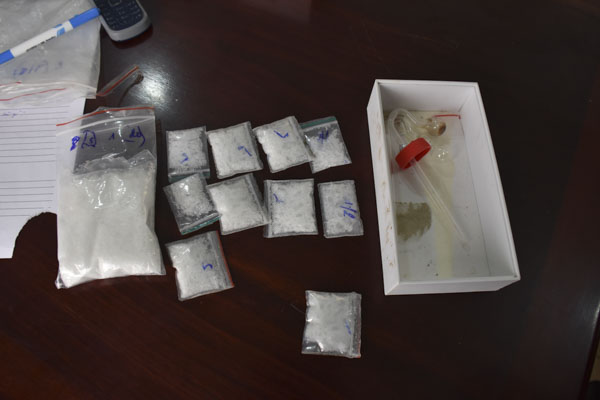 Nguyễn Hoài Nam và số tang vật ma túy thu giữ  tại nhà thuê trọ của đối tượng.