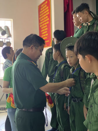 Thượng tá Trương Huy Bình, Phó chủ nhiệm chính trị Bộ chỉ huy quân sự tỉnh đeo thẻ học viên cho các “chiến sĩ”.