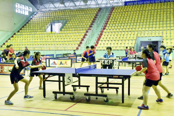 Các VĐV thi đấu nội dung đôi nữ tại Giải Bóng bàn trẻ, thiếu niên, nhi đồng toàn quốc khu vực miền Đông Nam bộ.