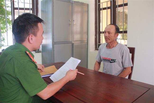 Cán bộ Công an huyện Tân Kỳ lấy lời khai đối tượng Đặng Trung Bá 