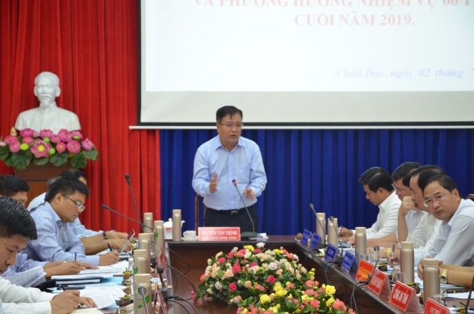 Ông Nguyễn Văn Trình, Chủ tịch UBND tỉnh  phát biểu tại cuộc họp.