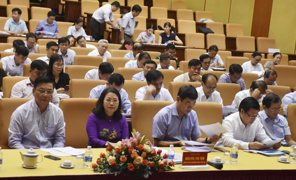 Bà Nguyễn Thị Yến, Phó Bí thư Thường trực Tỉnh ủy, Trưởng Đoàn Đại biểu Quốc hội tỉnh tham dự hội nghị