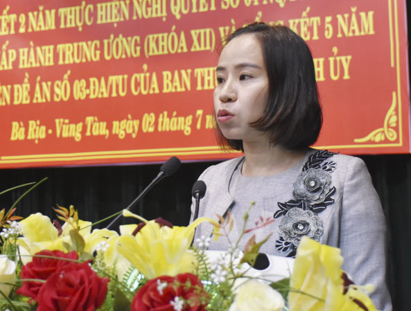 Bà Võ Ngọc Thanh Trúc, Phó Trưởng Ban Tổ chức Tỉnh ủy trình bày tóm tắt dự thảo Báo cáo tổng kết 5 năm thực hiện Đề án 03-ĐA/TU của Ban Thường vụ Tỉnh ủy.