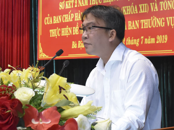Ông Trần Tuấn Lĩnh, Phó Trưởng Ban Tổ chức Tỉnh ủy trình bày tóm tắt dự thảo Báo cáo sơ kết 2 năm thực hiện Nghị quyết Trung ương 4 (Khóa XII).