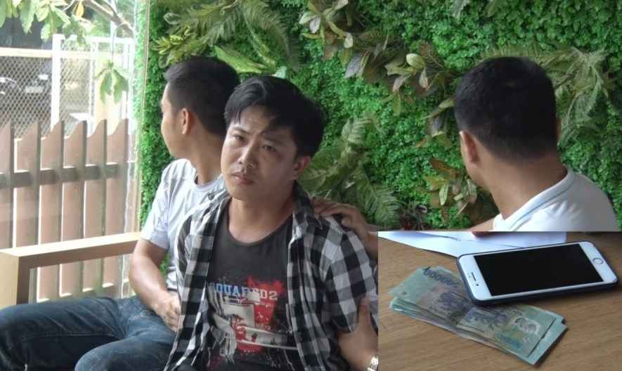 Đối tượng Nguyễn Thế Cường  (mặc áo sơ mi ca rô) và tang vật vụ án
