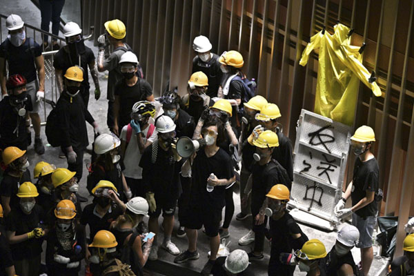 Những người biểu tình quá khích tràn vào  tòa nhà cơ quan lập pháp ở Hong Kong,  Trung Quốc. 