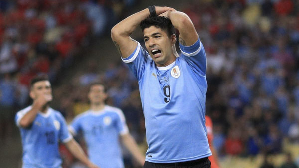 Luis Suarez tiếc nuối sau khi đá hỏng luân lưu khiến Uruguay bị loại khỏi Copa America 2019.