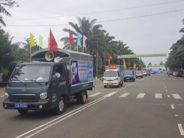 Đoàn xe diễu hành qua các tuyến đường chính tại TT.Ngãi Giao, huyện Châu Đức tuyên truyền hưởng ứng phong trào vệ sinh yêu nước gắn với xây dựng nông thôn mới. Ảnh: THÁI BÌNH
