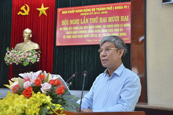Ông Nguyễn Lập, Phó Bí thư Thành ủy, Chủ tịch UBND TP.Vũng Tàu báo cáo kết quả kinh tế-xã hội, quốc phòng-an ninh 6 tháng đầu năm. 
