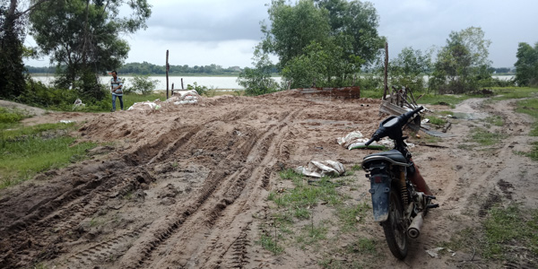 Vết bánh xe ô tô tải còn hằn mới tại điểm bơm hút cát khu vực hồ Châu Pha. 