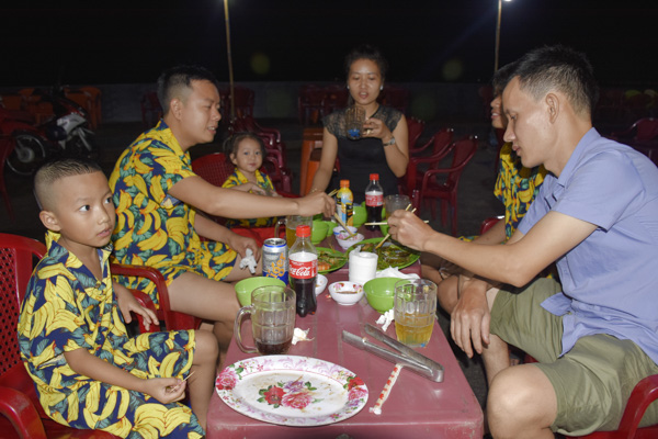 Gia đình chị Phạm Thị Nhàn ăn uống tại khu ẩm thực đêm Long Hải.