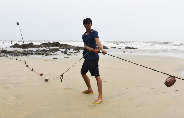Một dây phao khoanh vùng tắm biển được người kinh doanh trang bị tại bãi tắm khu vực Mộ Cô (Long Hải, Long Điền).