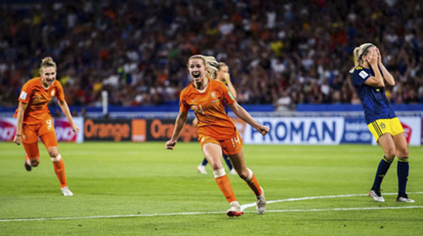 Groenen với pha dứt điểm ấn tượng đưa Hà Lan vào chung kết.
