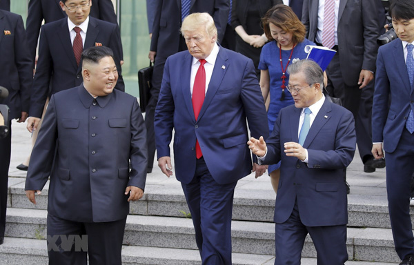 (Từ trái sang): Nhà lãnh đạo Triều Tiên Kim Jong-un, Tổng thống Mỹ Donald Trump và Tổng thống Hàn Quốc Moon Jae-in tại cuộc gặp ở Khu phi quân sự (DMZ) ngày 30/6/2019. (Nguồn Yonhap)