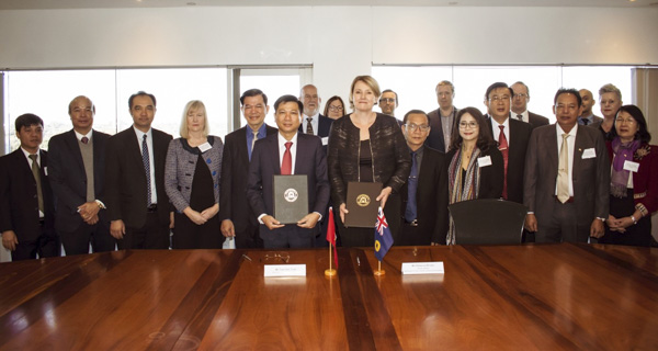 Ông Trần Văn Tuấn, Phó Chủ tịch UBND tỉnh (thứ 6, từ trái qua) và bà Rebecca Brown, Tổng Giám đốc Bộ Việc làm, Thương mại, Khoa học và Đổi mới bang Tây Australia ký Thỏa thuận sơ bộ giữa hai địa phương.