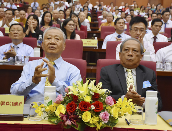 Ông Nguyễn Tuấn Minh (bên phải), nguyên Ủy viên Trung ương Đảng, nguyên Bí thư Tỉnh ủy và ông Trần Văn Khánh (bên trái), nguyên Bí thư Tỉnh ủy tham dự Đại hội.