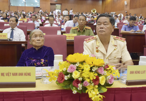 Mẹ Việt Nam Anh hùng Trần Thị Lưỡng và Anh hùng LLVT nhân dân Châu Văn Mẫn tham dự Đại hội.