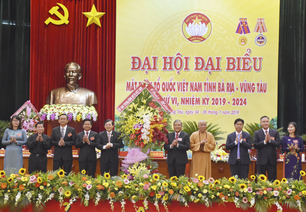 Ông Nguyễn Hữu Dũng, Phó Chủ tịch Ủy ban Trung ương MTTQVN tặng hoa chúc mừng Đại hội.