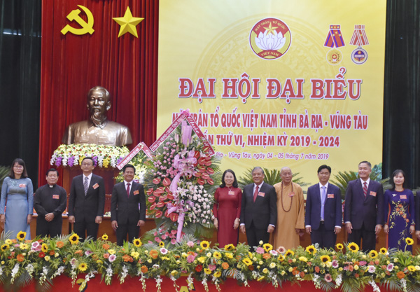 Bà Nguyễn Thị Yến, Phó Bí thư Thường trực Tỉnh ủy, Trưởng Đoàn Đại biểu Quốc hội tỉnh tặng hoa chúc mừng Đại hội.
