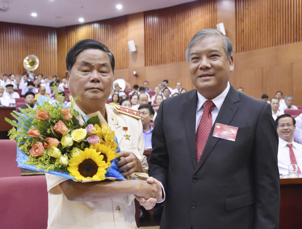: Ông Bùi Thanh Nghĩa, Ủy viên Ban Thường vụ Tỉnh ủy, Chủ tịch Ủy ban MTTQVN tỉnh tặng hoa cho Anh hùng LLVT nhân dân Châu Văn Mẫn.