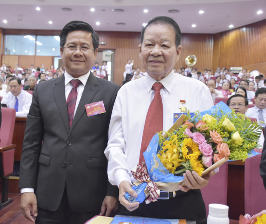 Ông Bùi Chí Thành, Ủy viên Dự khuyết Trung ương Đảng, Bí thư Huyện ủy, Chủ tịch HĐND huyện Châu Đức tặng hoa cho Anh hùng Lao động Lê Văn Kháng.