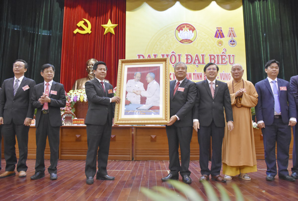 Ông Nguyễn Hữu Dũng, Phó Chủ tịch Ủy ban Trung ương MTTQVN tặng bức ảnh Chủ tịch Hồ Chí Minh và Chủ tịch Tôn Đức Thắng cho Ủy ban MTTQVN tỉnh. 