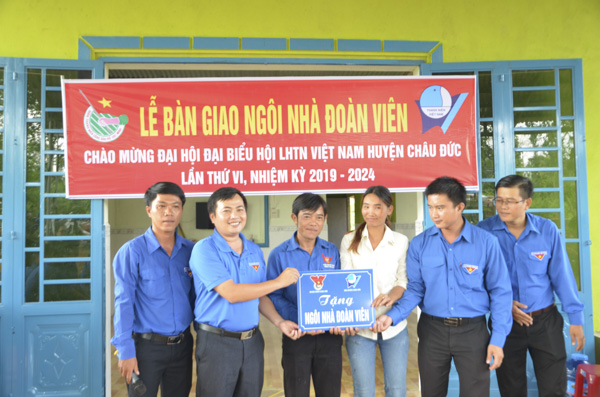 ĐVTN trao tặng “Ngôi nhà đoàn viên” cho anh Lê Văn Thành, Bí thư Chi Đoàn thôn 4, xã Suối Rao.
