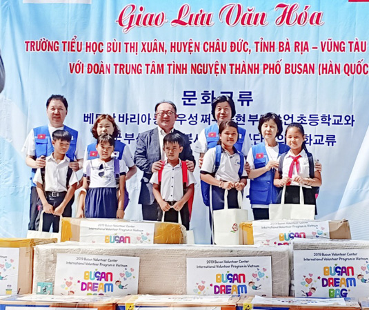 Đoàn Trung tâm tình nguyện TP.Busan (Hàn Quốc) tặng ba lô và dụng cụ học tập cho HS Trường TH Bùi Thị Xuân.