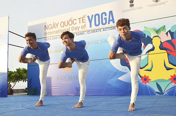 Màn biểu diễn của các HLV Yoga đến từ Liên đoàn Yoga Việt Nam.