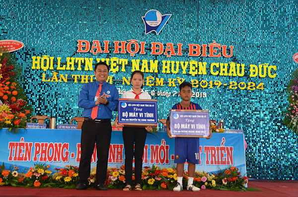 Anh Nguyễn Minh Triết (bìa trái), Chủ tịch Hội LHTN tỉnh tặng quà cho 2 em: Dương Hoàng Minh Nhật (người Châu Ro vì thành tích với bộ môn bóng đá) và em Nguyễn Thị Song Thương (thủ khoa kỳ thi lớp 10 năm học 2019-2020).
