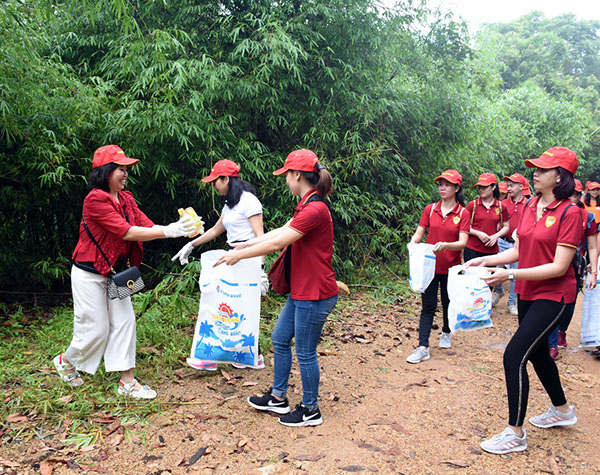 Cán bộ, nhân viên Đài PT-TH tỉnh và Công ty Du lịch Vietravel chi nhánh BR-VT tham gia dọn rác khu vực núi Dinh.