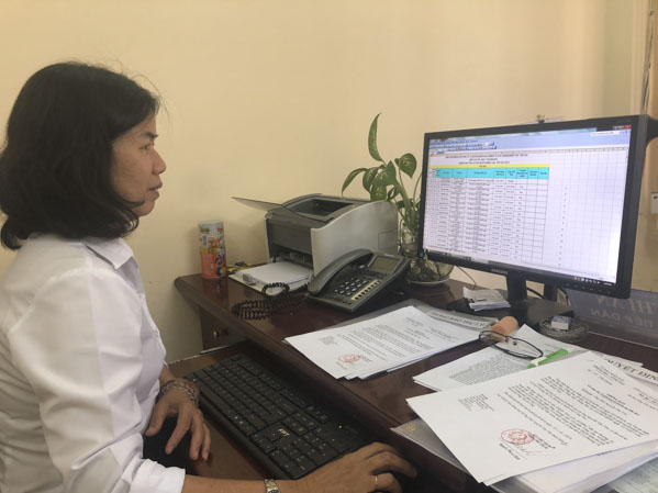 Bà Vũ Thị An, cán bộ tiếp dân Ban tiếp công dân tỉnh đang rà soát lại các đơn thư, khiếu nại của công dân trong lĩnh vực đất đai.