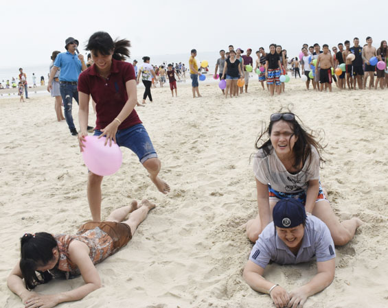  Một nhóm du khách đến từ Bình Dương vui chơi tại KDL Gió Biển.