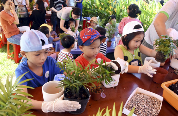 Các em nhỏ trồng cây tại ngày hội “Tương lai xanh” năm 2019.