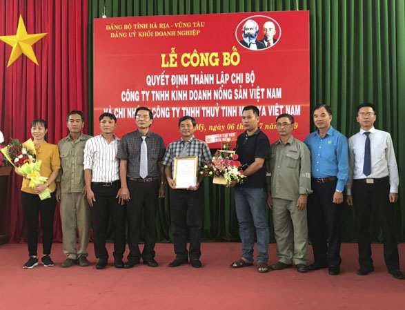 Ông Võ Minh Giang, Phó Bí thư Đảng ủy Khối Doanh nghiệp tỉnh trao quyết định thành lập Chi bộ cơ sở Công ty TNHH Kinh doanh Nông sản Việt Nam.