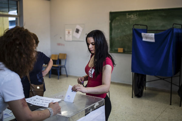Cử tri Hy Lạp bỏ phiếu tại điểm bầu cử ở Athens. 