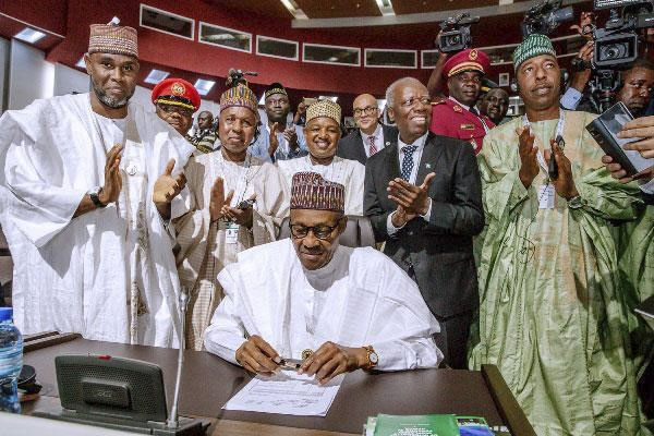 Tổng thống Nigeria Muhammadu Buhari ký AfCFTA ở Niamey, Niger. 