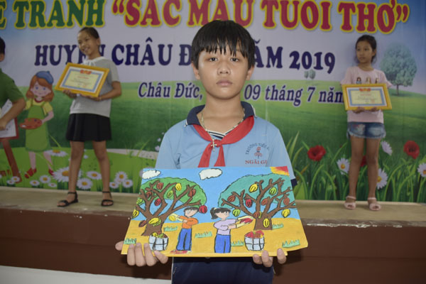 Em Nguyễn Công Minh (HS lớp 5A3, Trường TH Ngãi Giao), tác giả bức tranh “Mùa ca cao” đạt giải nhất tại hội thi.