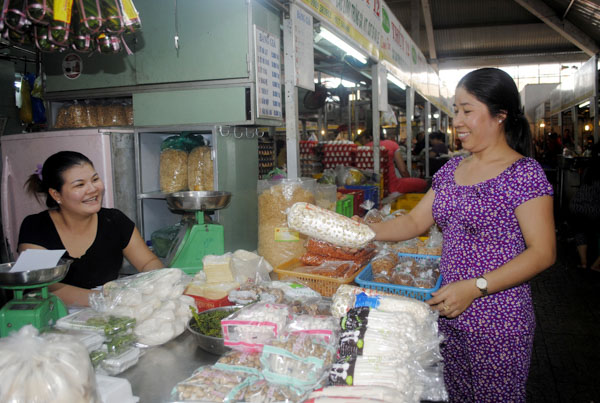 Trong 6 tháng đầu năm, các chỉ tiêu phát triển kinh tế - xã hội của TP.Bà Rịa tăng trưởng khá. Trong ảnh: Người dân mua nấm tại khu vực kinh doanh rau củ tại Trung tâm Thương mại Bà Rịa. Ảnh: ĐÔNG HIẾU