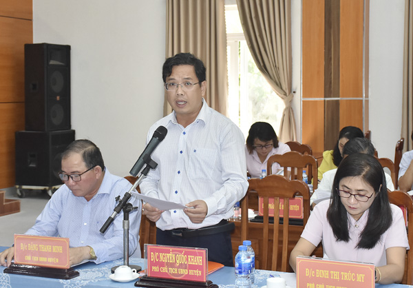 Ông Nguyễn Quốc Khanh, Phó Chủ tịch UBND huyện Xuyên Mộc báo cáo tình hình thực hiện phát triển kinh tế - xã hội, quốc phòng - an ninh 6 tháng đầu năm 2019