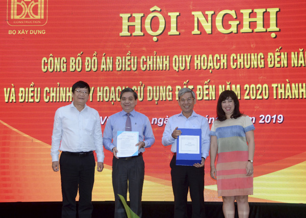 Ông Dương Nghĩa (bìa trái), Phó Vụ trưởng Vụ Công nghiệp Văn phòng Chính phủ và bà Trần Thu Hằng, Vụ trưởng Vụ Quy hoạch-Kiến trúc, Bộ Xây dựng trao Quyết định phê duyệt Đồ án điều chỉnh quy hoạch chung TP. Vũng Tàu đến năm 2035 cho UBND tỉnh.