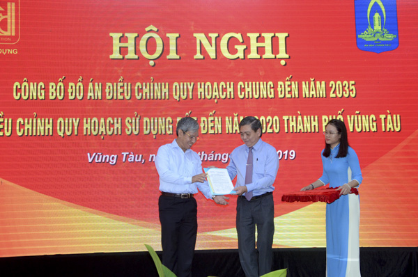 Ông Lê Tuấn Quốc, Phó Chủ tịch UBND tỉnh trao Quyết định điều chỉnh quy hoạch sử dụng đất đến năm 2020 cho lãnh đạo TP. Vũng Tàu. 
