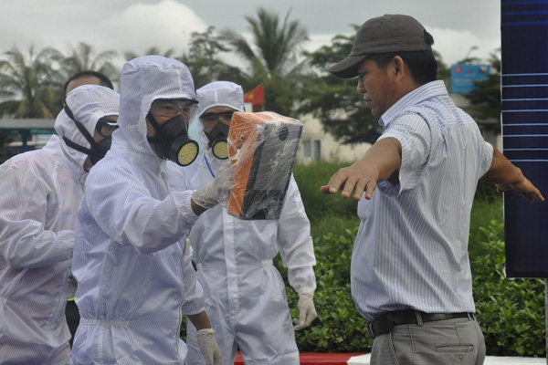 Lực lượng chức năng tham gia diễn tập ứng phó sự cố bức xạ cấp tỉnh tại KCN Đông Xuyên (TP. Vũng Tàu).