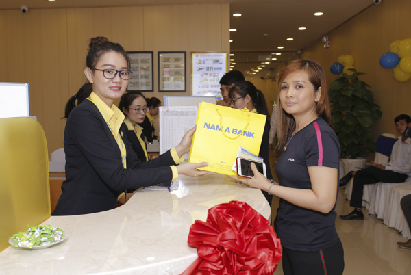 Khách hàng giao dịch tại Nam A Bank Tân Thành được nhận quà  trong ngày khai trương.