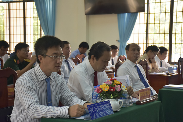Ông Đặng Minh Thông, Tỉnh ủy viên Bí thư Thành ủy Bà Rịa (bìa trái) tham dự kỳ họp.