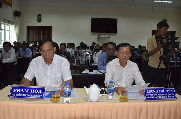 Ông Lương Trí Tiên, Ủy viên BTV Tỉnh ủy, Trưởng Ban Nội chính Tỉnh ủy (bên phải) và ông Phạm Hòa, Phó Trưởng Ban Dân vận Tỉnh ủy tham dự hội nghị.