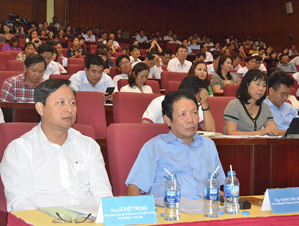 Ông Hoàng Vĩnh Bảo, Thứ trưởng Bộ TT-TT (bên phải, hàng đầu) và ông Lê Việt Trung, Phó Giám đốc Sở TT-TT tỉnh BR-VT  (bên trái, hàng đầu) tham dự hội nghị.