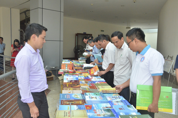 Các đại biểu tham quan gian trưng bày sách về lịch sử và biển, đảo Việt Nam của NXB Thông tin-Truyền thông (Bộ TT-TT) tại hội nghị.