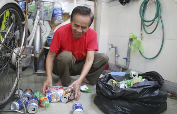 Ông Bùi Thanh Tâm (Chi hội trưởng Chi hội NCT khu phố 5, phường 3, TP.Vũng Tàu) đi khắp phố phường góp nhặt phế liệu để giúp đỡ người nghèo.