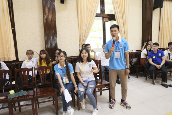 Sinh viên Trần Bá Thuần, làm MC tại một sự kiện do Trường ĐH Bà Rịa-Vũng Tàu tổ chức.